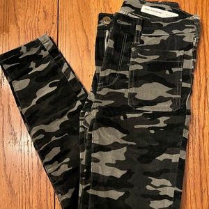 Anthropologie Pilcro and the Letterpress Coruroy Skinnies in Camo. Size 25
